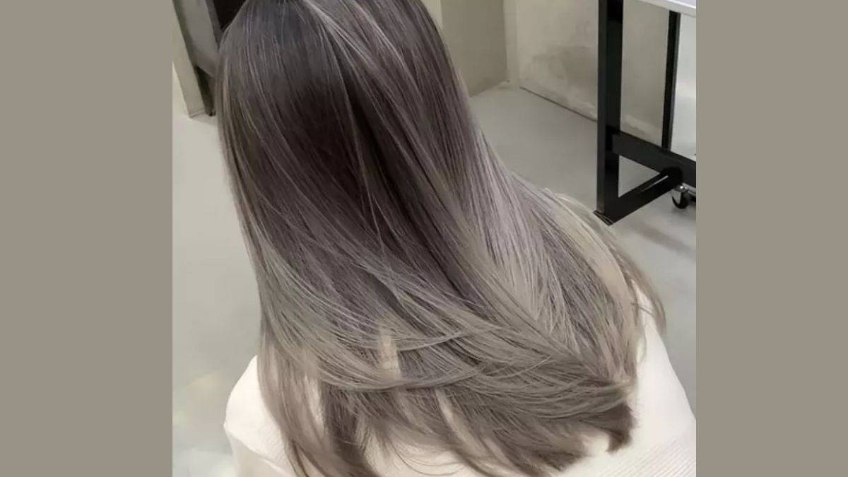 nau-tay-lanh-8 Mái tóc dài màu xám tro được tạo kiểu thẳng mượt, nhìn từ phía sau, trong một không gian nội thất.