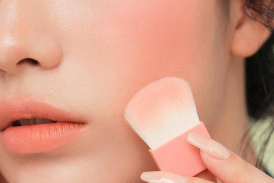 Nên dùng má hồng dạng kem hay phấn?