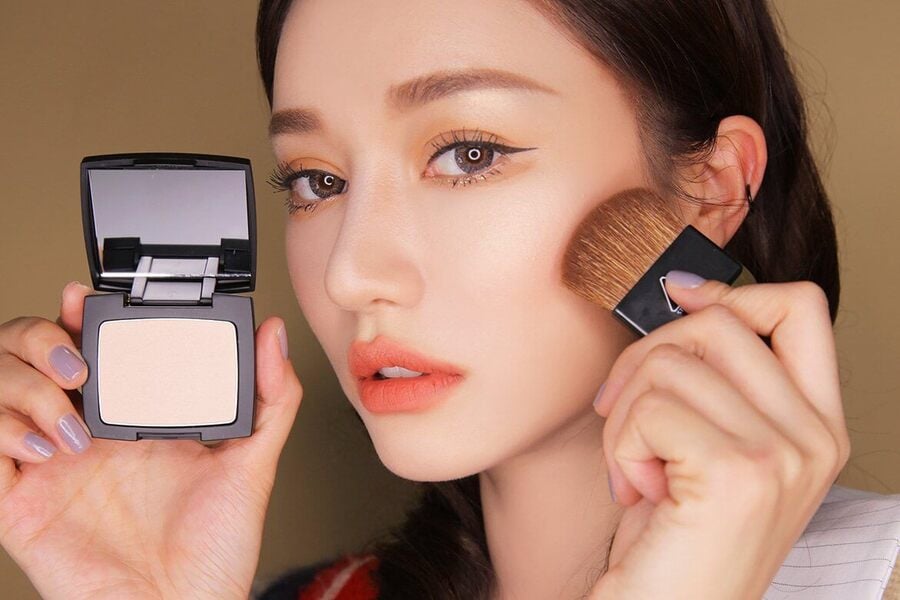So sánh giữa phấn phủ dạng bột và phấn phủ dạng nén