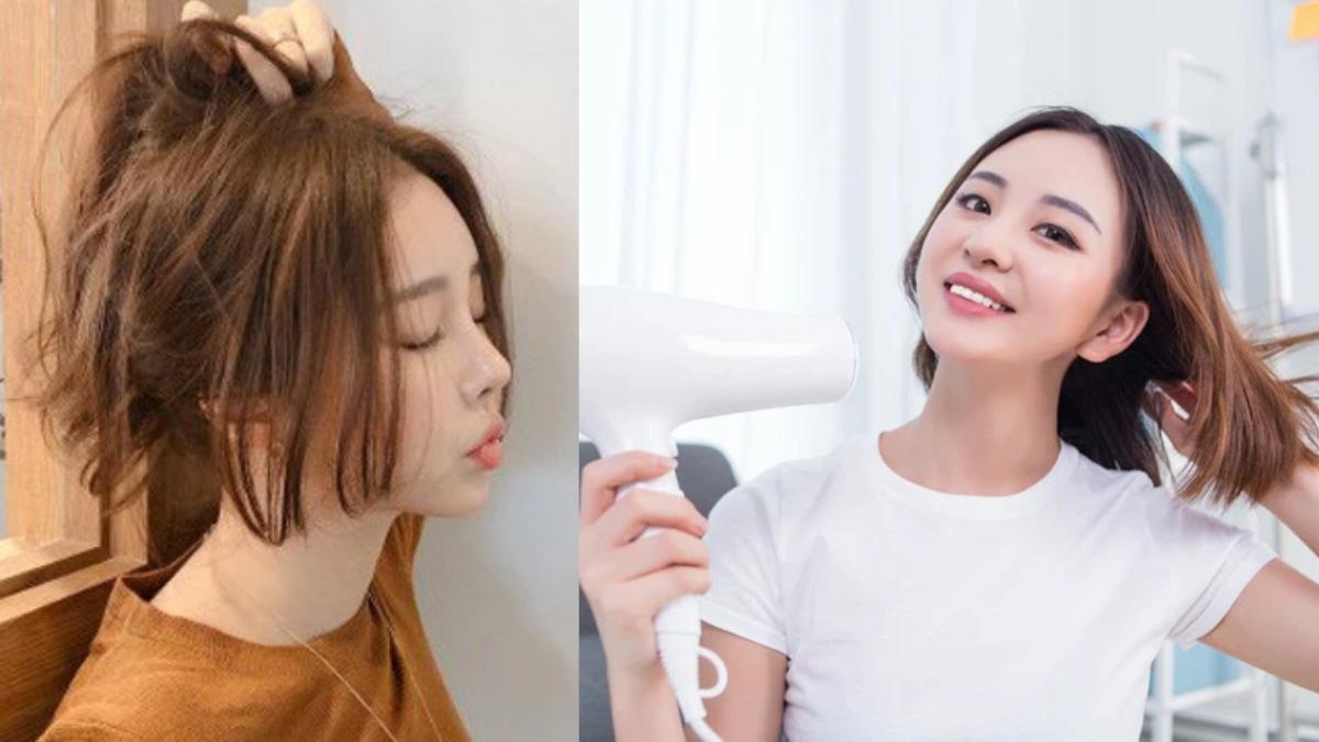 Hai người phụ nữ: một người nắm tóc và nhắm mắt, người kia mỉm cười, cầm máy sấy tóc.