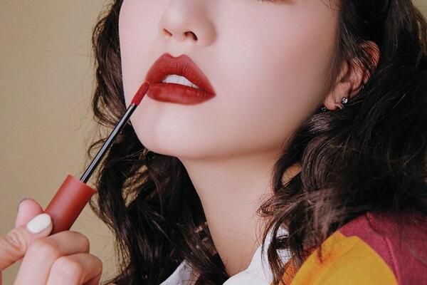 Nét cổ điển và hiện đại tạo nên sự thu hút của màu son