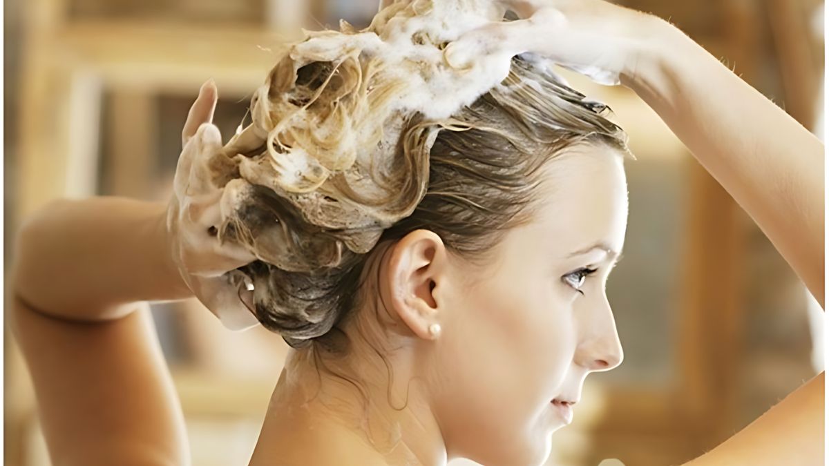 Sử dụng dầu gội sau khi nhuộm tóc Người đang gội đầu với bọt xà phòng, tóc ướt, trong phòng tắm.