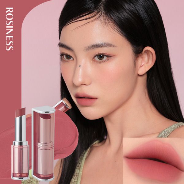 Người mẫu với son môi màu hồng, cạnh đó là hai thỏi son cùng màu và cận cảnh đôi môi.