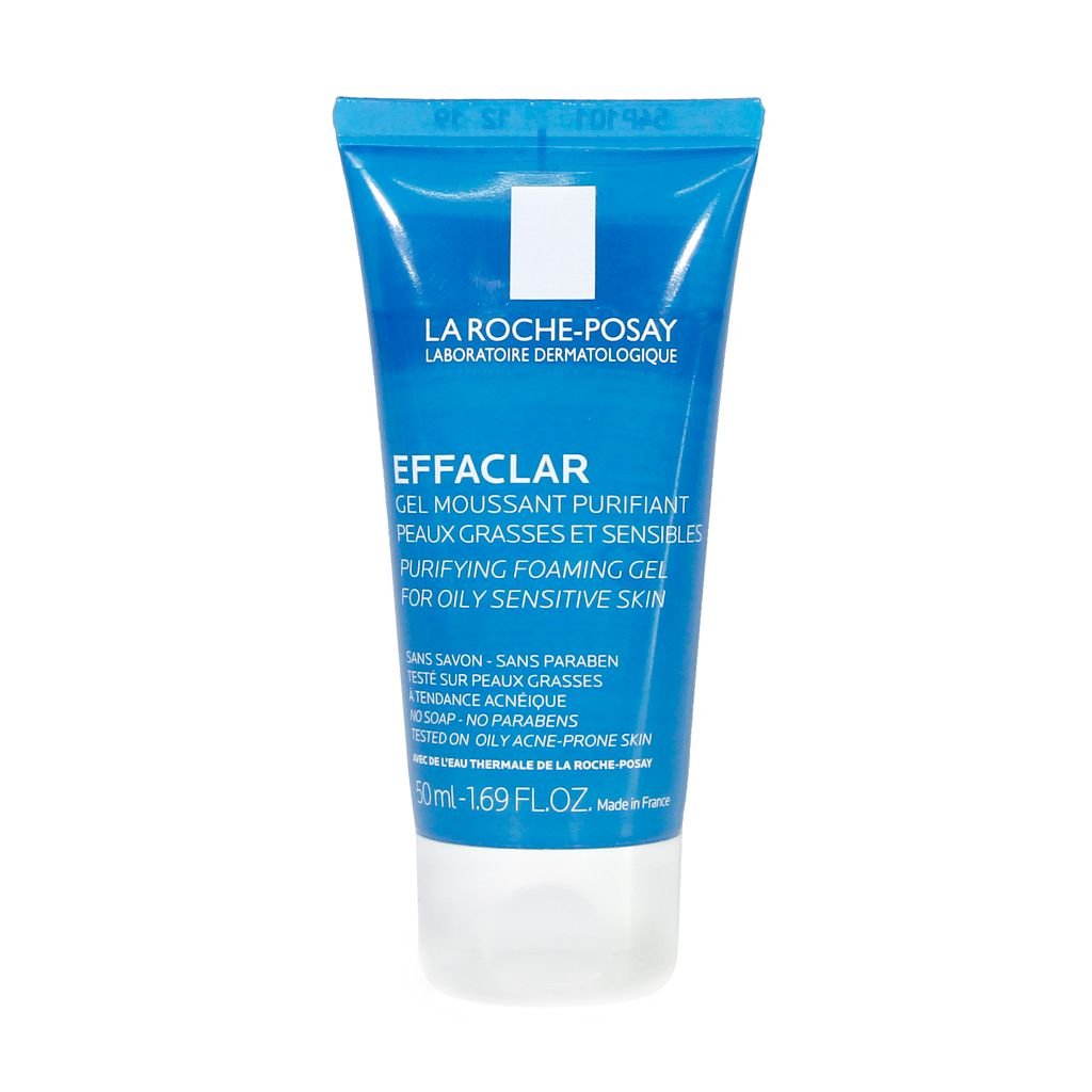 Tuýp gel rửa mặt màu xanh dành cho da dầu và nhạy cảm, dung tích 50ml, không chứa xà phòng hay paraben.