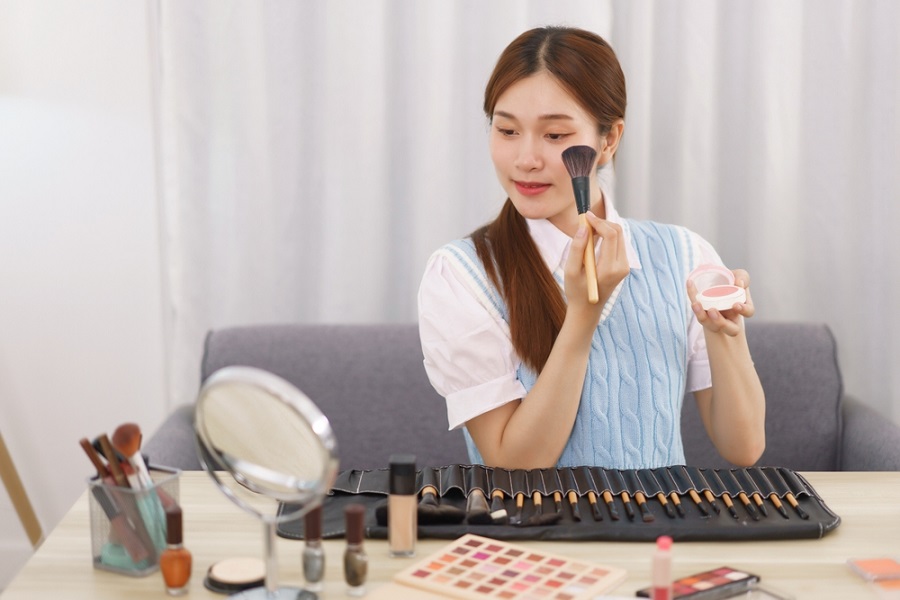 cách chọn phấn má hồng cho da dầu mụn