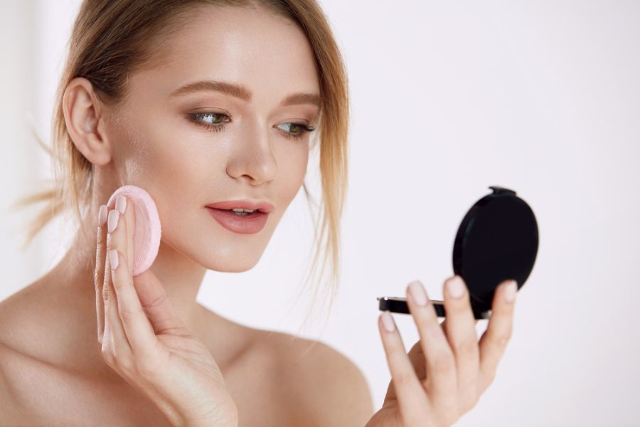 Tán phấn nền theo hướng từ trong ra ngoài