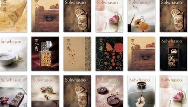C&aacute;c b&igrave;a s&aacute;ch hoặc tạp ch&iacute; với thiết kế đa dạng, c&oacute; logo "Sulwhasoo", sử dụng h&igrave;nh ảnh nghệ thuật v&agrave; cổ điển.