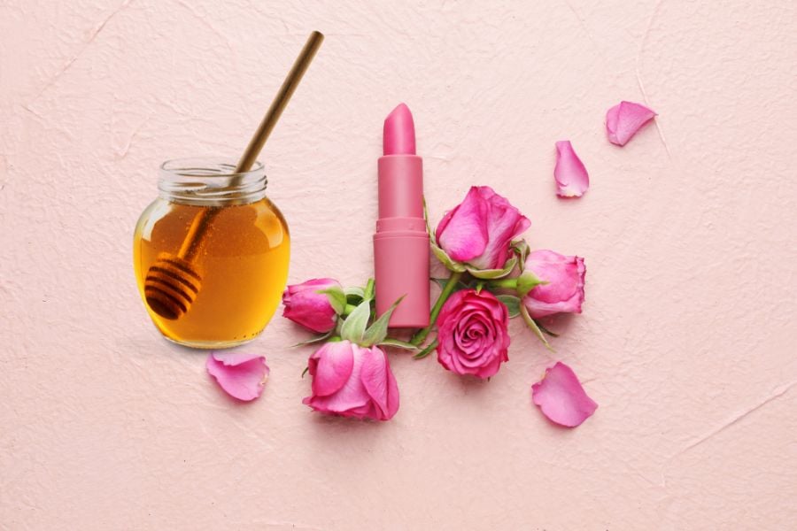 son-moi-bang-hoa-hong__3__87b56d45773d485eaa1c992f41ad1af2 Những cách làm son môi từ hoa hồng