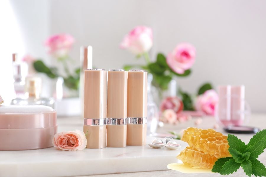 son-moi-bang-hoa-hong__4__0c0e2066e5c54f12a09893e3909b77f0 Quy trình làm son môi từ hoa hồng