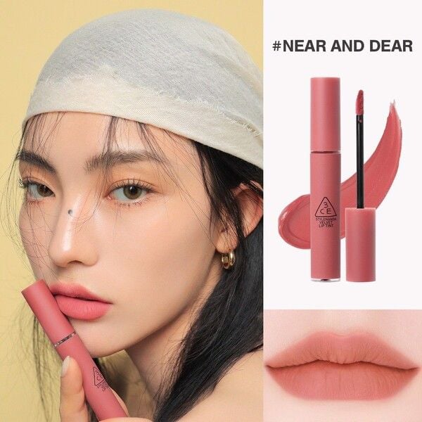 Người cầm son môi màu hồng, bên cạnh là sản phẩm và hình ảnh môi thoa son cùng màu.