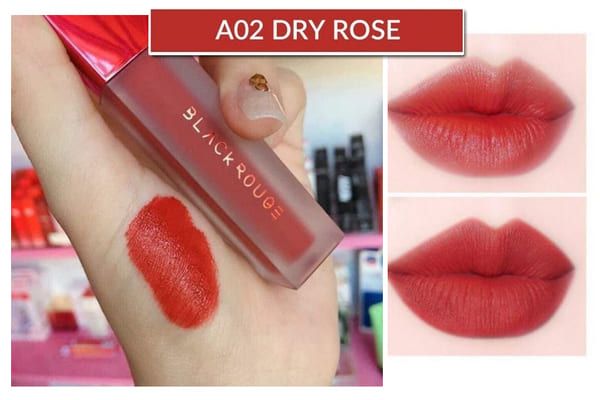 Son môi màu đỏ trên tay và hình ảnh đôi môi tô son, nhãn hiệu Black Rouge, mã màu A02 Dry Rose.