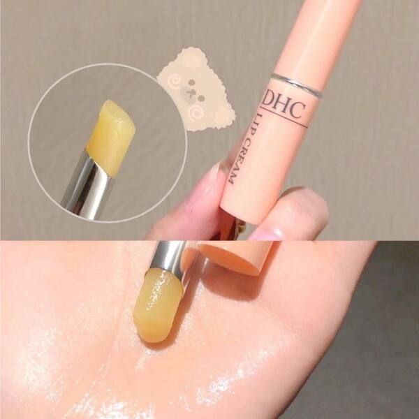 son_dhc_khong_co_mui_va_co_do_bong_nhe_f90a610139664fc1a00f9b565dc9e42b_grande Son dưỡng môi màu vàng nhạt đang được bôi thử trên tay, có nhãn hiệu DHC trên vỏ.