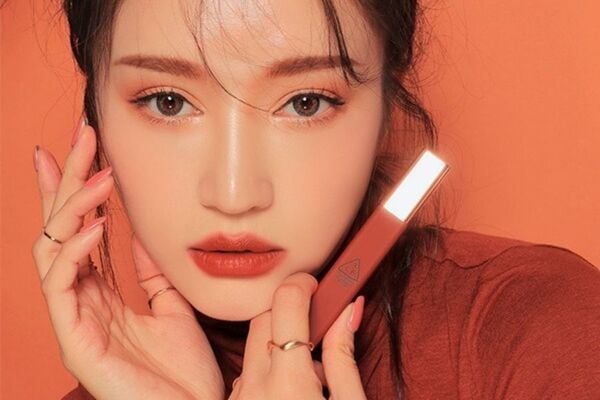 Son đỏ nâu gạch - màu son trendy được nhiều chị em săn đón