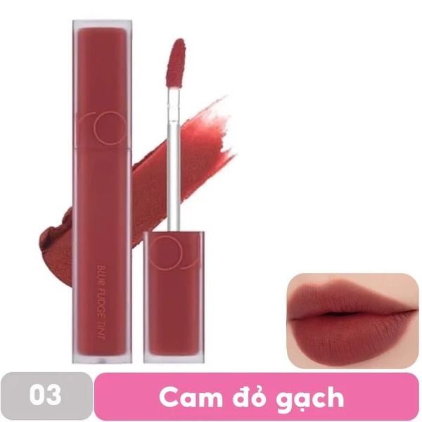 Son kem màu cam đỏ gạch với cọ thoa, hình ảnh minh họa đôi môi đánh son cùng màu.