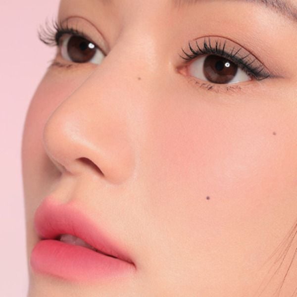 son_mau_hong_tim_cho_ve_dep_nhe_nhang__nu_tinh_1ef989cedcdb458f98a8bd92f573efd0_grande Cận cảnh gương mặt với làn da mịn màng, trang điểm nhẹ nhàng, nhấn mạnh vào đôi mắt và môi hồng nhạt.