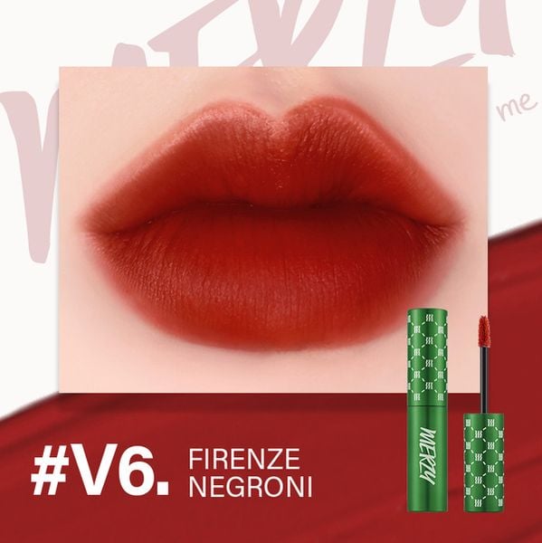 Đôi môi thoa son đỏ rượu, bên cạnh là thỏi son màu xanh lá cây; có chữ "#V6. FIRENZE NEGRONI".