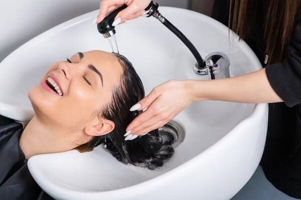 Sử dụng dầu gội bưởi để bảo vệ và nuôi dưỡng tóc chắc khỏe