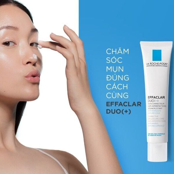 Người chạm mặt, bên cạnh là sản phẩm chăm sóc da Effaclar Duo(+) của La Roche-Posay và dòng chữ quảng cáo.