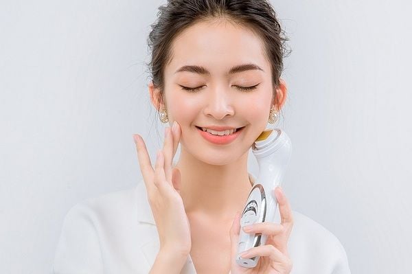 Sử dụng máy nâng cơ da mặt Sử dụng máy nâng cơ da mặt