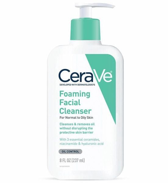 Chai sữa rửa mặt tạo bọt CeraVe dành cho da thường đến da dầu, dung tích 237 ml, có vòi bơm màu xanh lá.