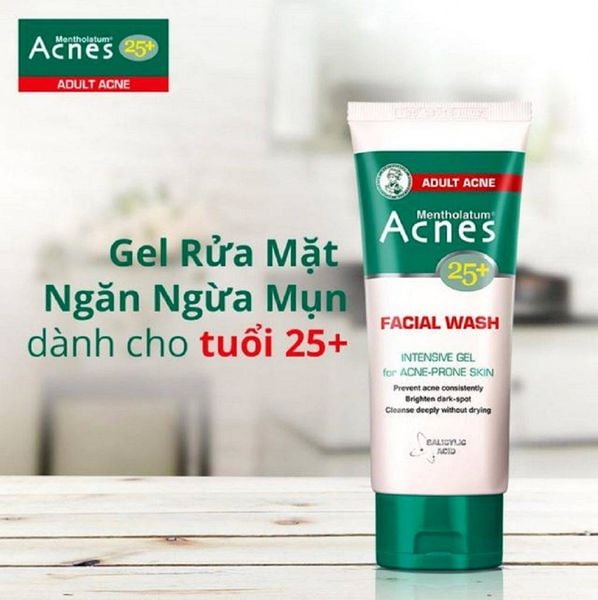 Tuýp gel rửa mặt ngăn ngừa mụn cho da tuổi 25+, nền phong cách phòng tắm hiện đại.
