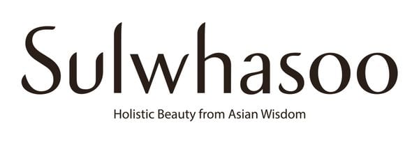 Logo thương hiệu Sulwhasoo với d&ograve;ng chữ "Holistic Beauty from Asian Wisdom" tr&ecirc;n nền trắng.