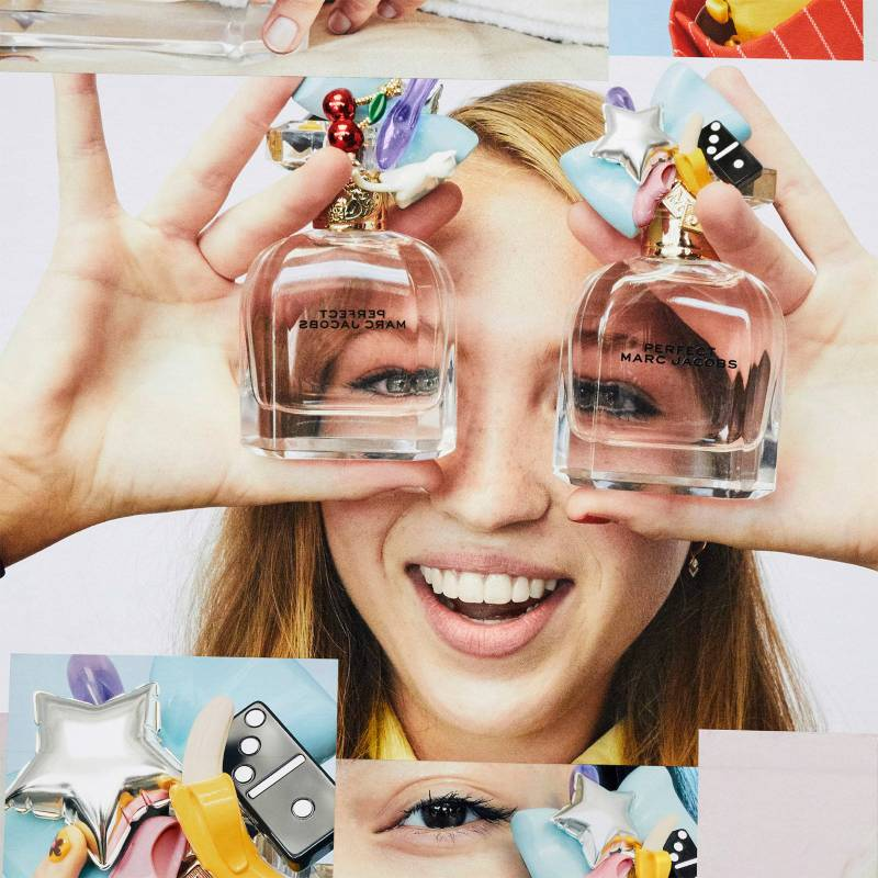 Người cầm hai chai nước hoa với nắp trang trí, khuôn mặt vui vẻ và có các hình ảnh ghép xung quanh.