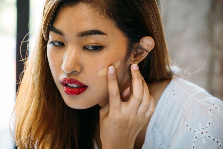 tan_kem_che_khuyet_diem_bang_gi__5__32b38c7ec802402790264de0dade7627 Làm thế nào để tán kem che khuyết điểm hiệu quả nhất?