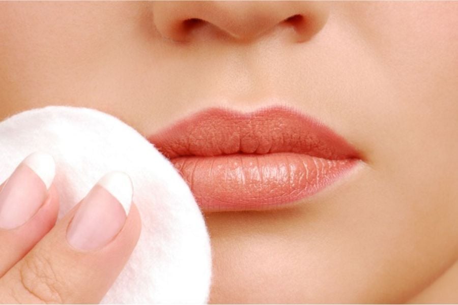 Vì sao việc tẩy trang son lì là cần thiết?
