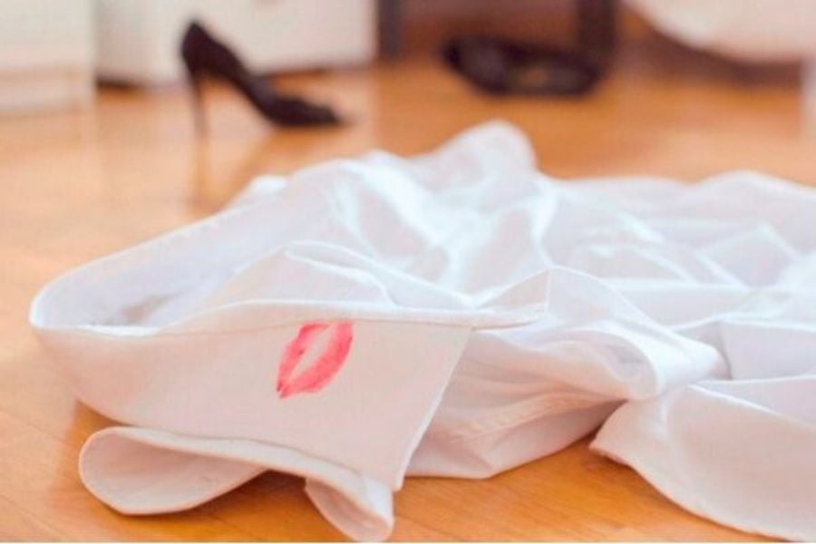 Phương pháp loại bỏ vết son lì trên áo