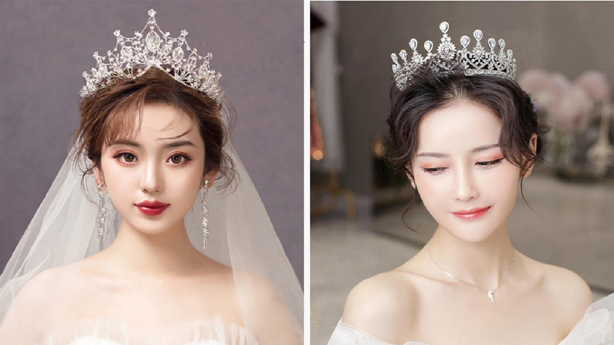 Hai người phụ nữ đội vương miện trang trí công phu, một người nhìn thẳng, người kia nhìn xuống.