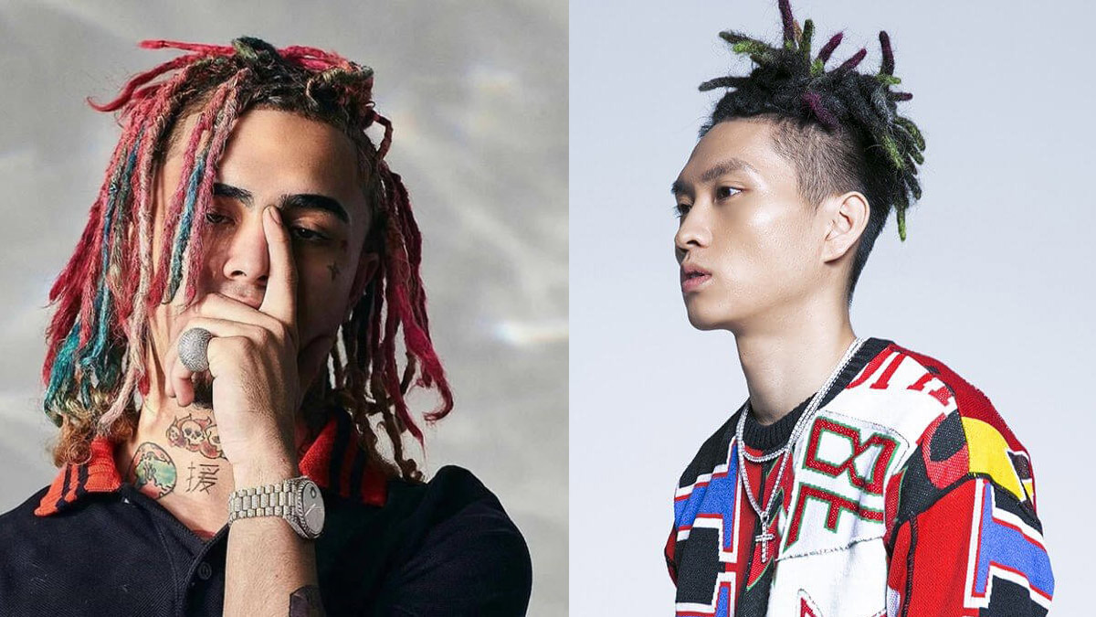 Hai người với kiểu tóc dreadlocks đầy màu sắc, đứng trước nền đơn giản, mặc trang phục thời trang.