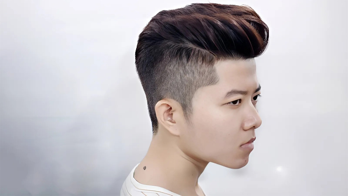 toc-gay-nhon-8 Người có kiểu tóc undercut, nhìn nghiêng, tóc trên đỉnh dài và vuốt ngược, nền trắng.