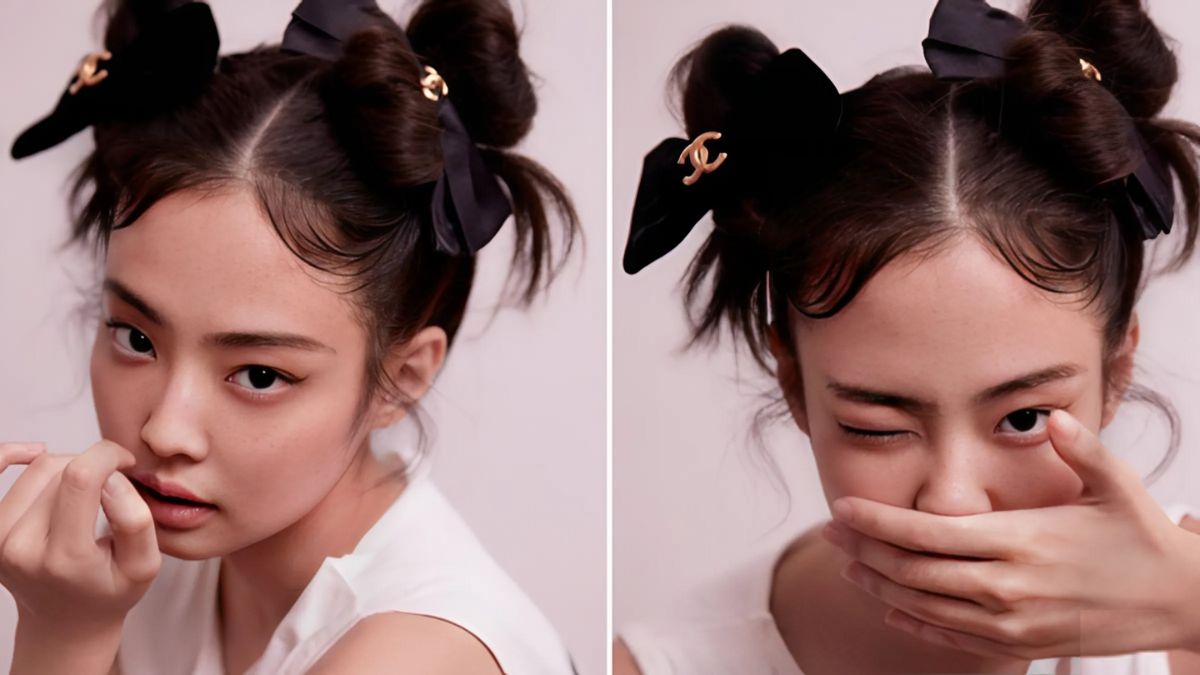 toc-jennie-4 Người mẫu với tóc búi hai bên, cài nơ đen, biểu cảm gương mặt đa dạng, phông nền màu nhạt.