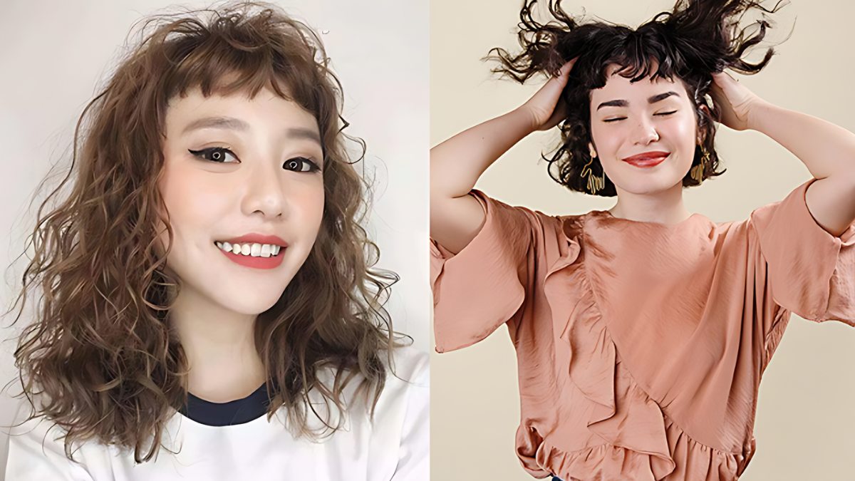 Hai người với tóc xoăn ngắn, một người cười tươi, người kia nhắm mắt và giơ tay lên đầu.