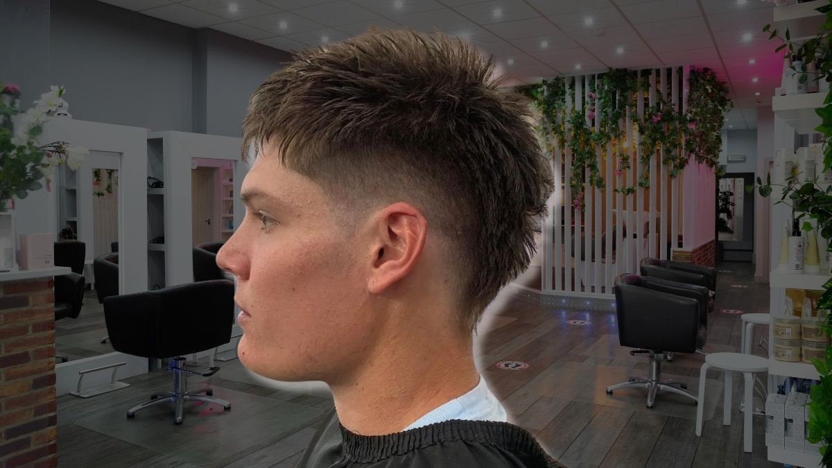 toc-mohawk-16 Người với kiểu tóc ngắn và hai bên cạo, ngồi trong tiệm cắt tóc hiện đại trang trí cây xanh.