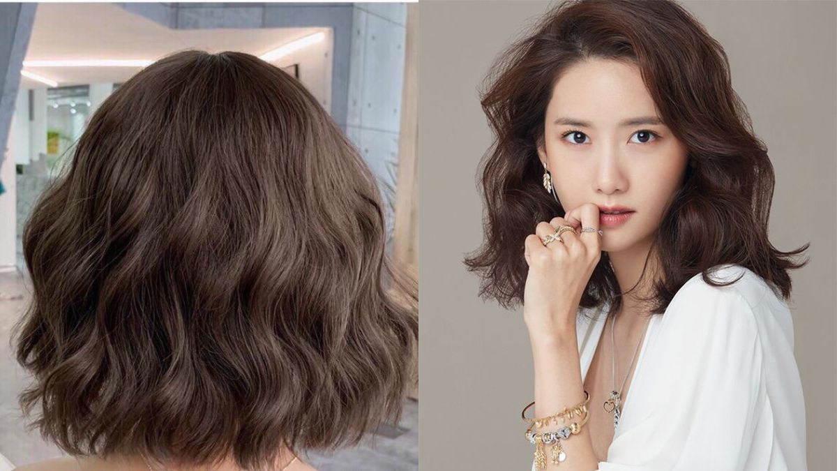 toc-ngan-mac-ao-dai-3 Bên trái là mái tóc ngắn xoăn nhẹ, bên phải là người có tóc dài xoăn, đeo trang sức, tạo dáng tay chạm mặt.