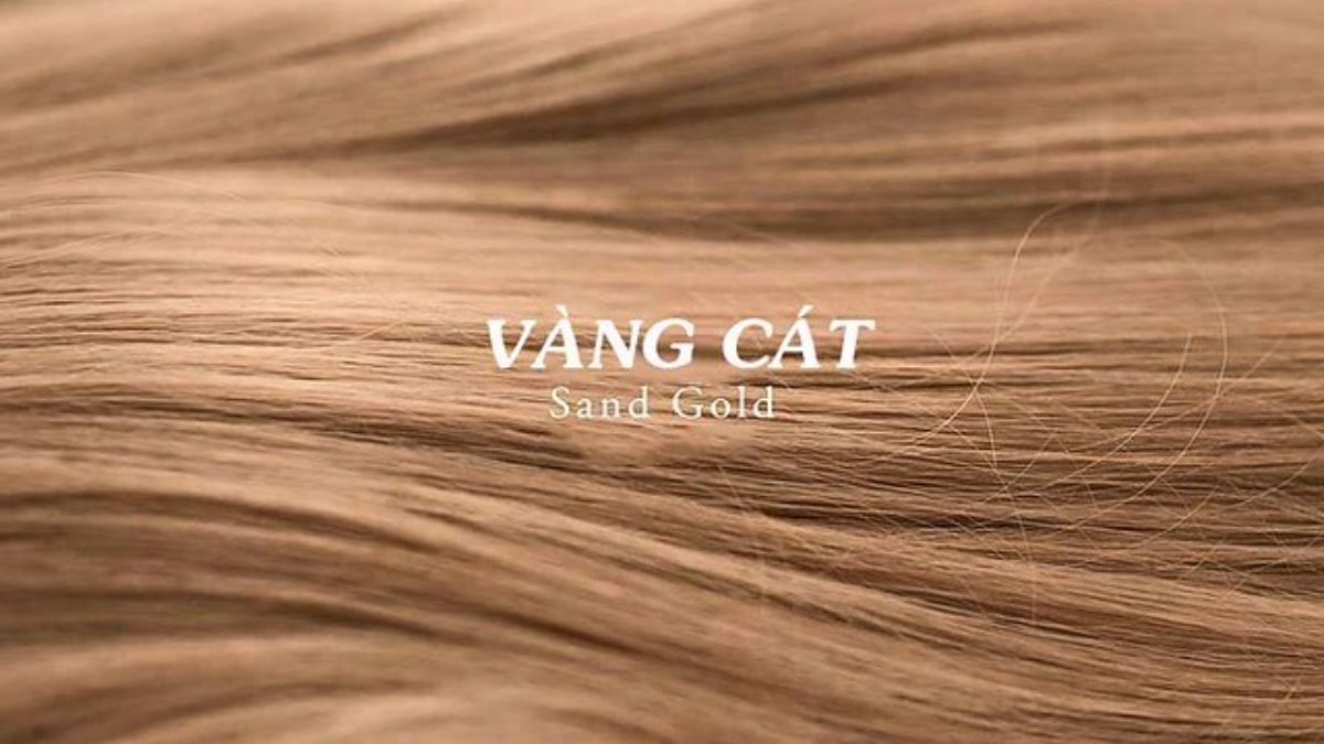 toc-vang-16 Màu tóc vàng cát với dòng chữ "VÀNG CÁT Sand Gold" trên nền tóc mềm mại.