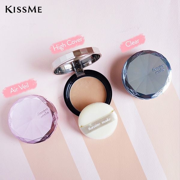 Ba hộp phấn trang điểm có nắp đậy với các màu sắc khác nhau trên nền hồng nhạt.