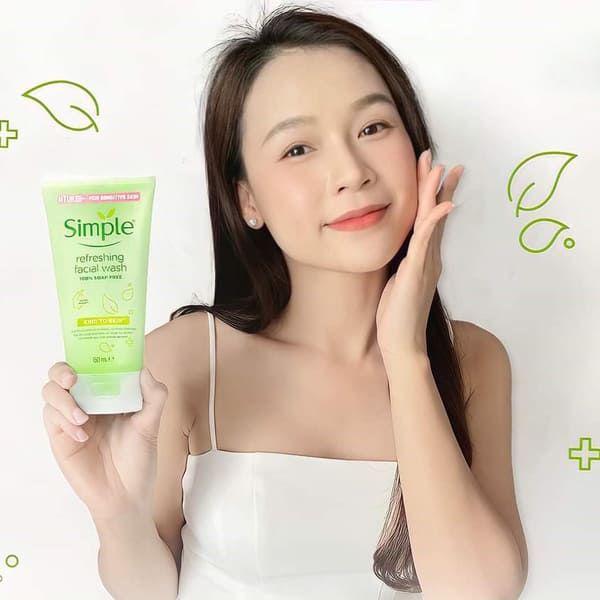 Người cầm chai sữa rửa mặt Simple màu xanh lá, nền trắng với họa tiết hình chiếc lá.