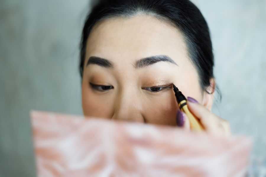 Nên chọn tự làm bút kẻ mắt tại nhà hay mua sản phẩm có sẵn trên thị trường